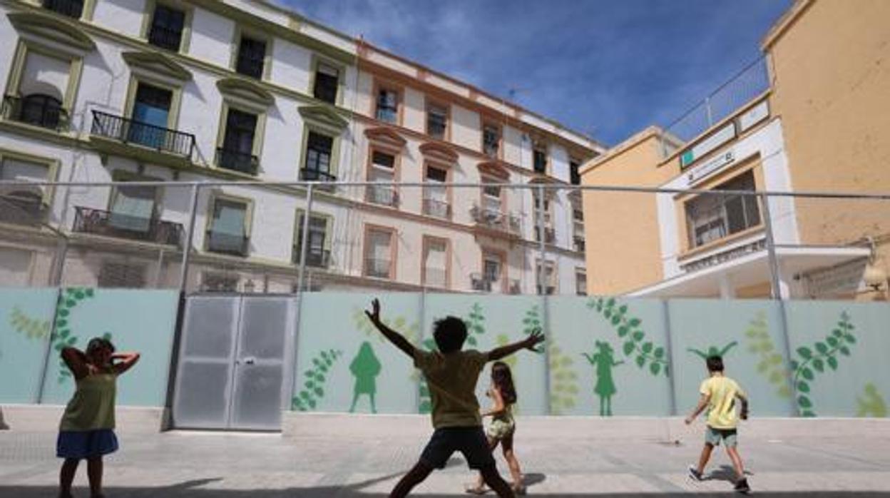 Varios alumnos juegan ante el CEIP Celestino Mutis en el primer día del curso que ahora acaba.