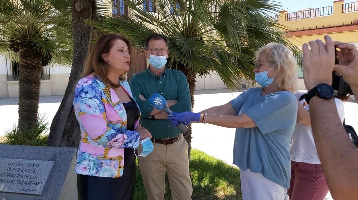 La consejera Carmen Crespo, junto al alcalde de Burguilos, atiende a los medios a la finalización del encuentro