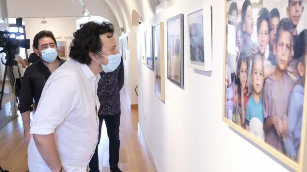 Kichi visita la exposición ‘Impasse. Refugiados en el limbo’ de los Höhr
