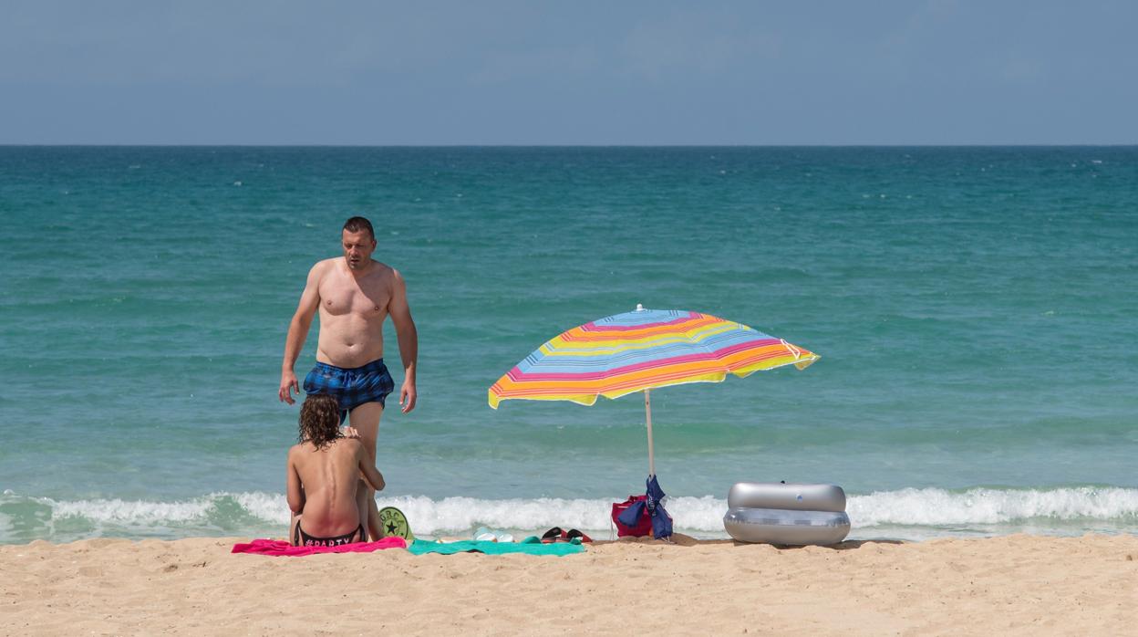 Dos bañistas, disfrutando de la playa.