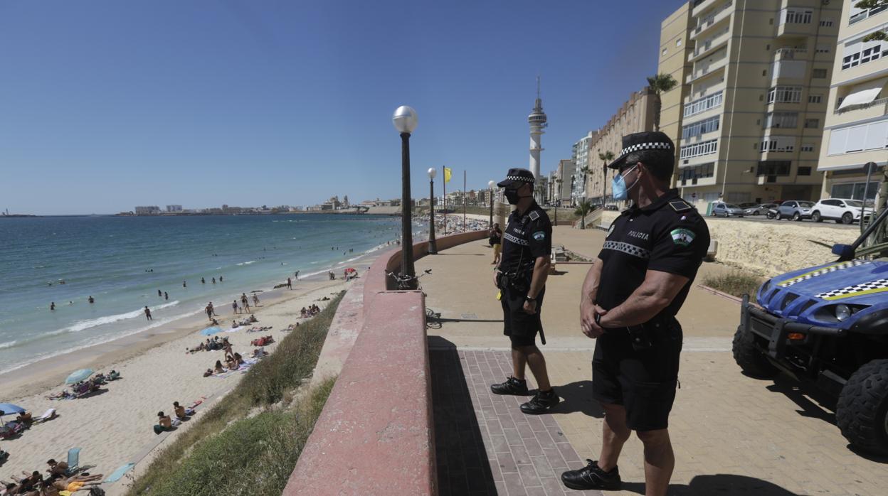 Agentes de la Policía Local vigilando el aforo de la playa en Cádiz