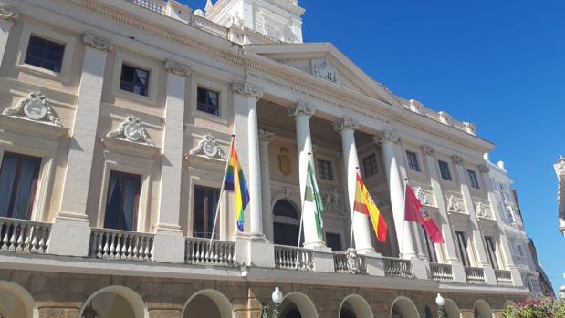 El Ayuntamiento de Cádiz desoye al Supremo e iza la bandera del Orgullo