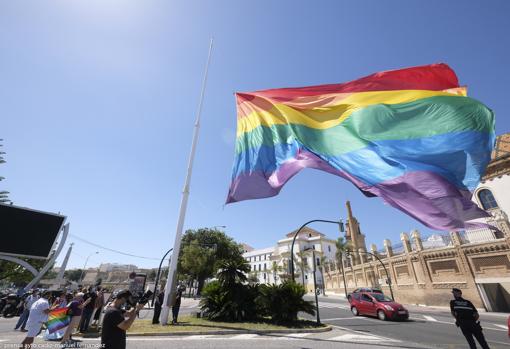 El Ayuntamiento de Cádiz desoye al Supremo e iza la bandera del Orgullo