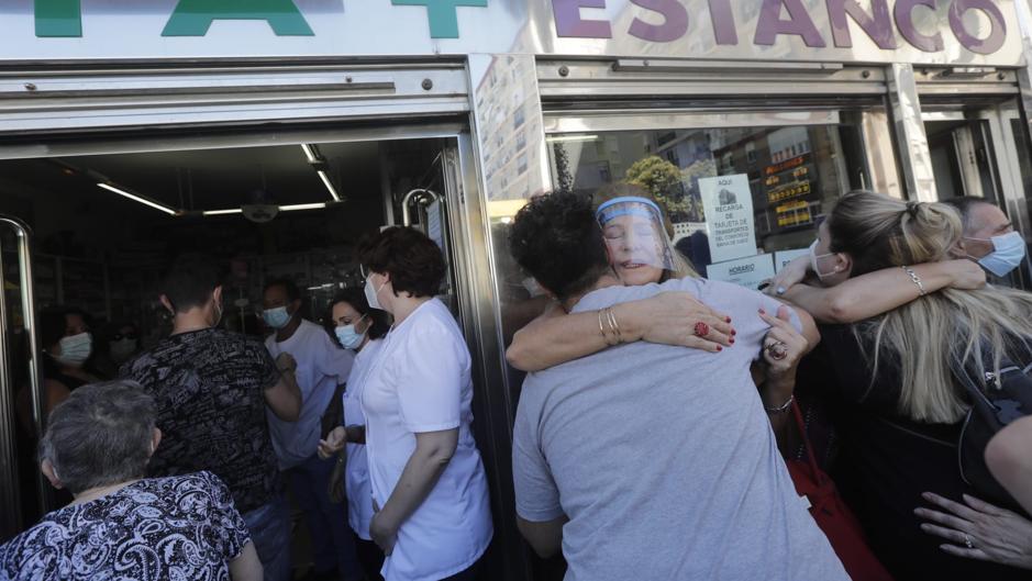 Silencio, lágrimas y aplausos en homenaje a Alfredo, en Cádiz