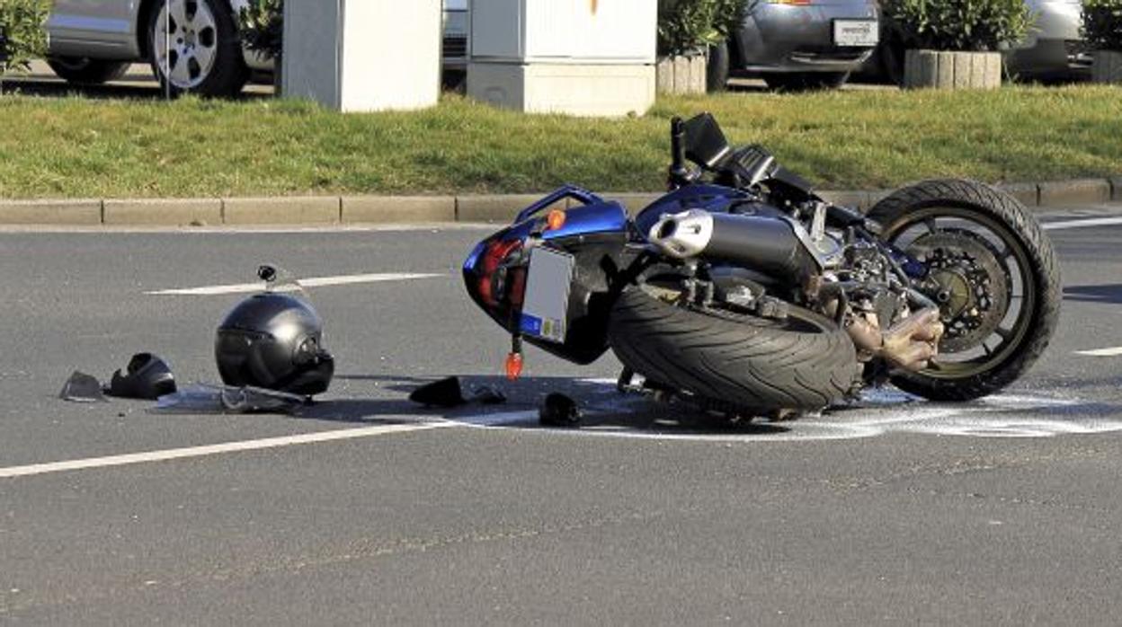 Imagen de archivo de un accidente de tráfico con un motorista implicado