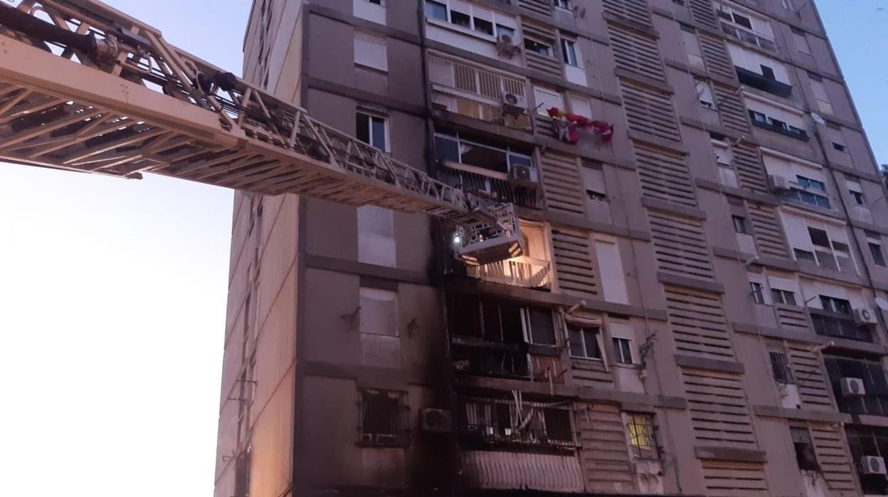 Estado en el que ha quedado la fachada del bloque tras el incendio del seto