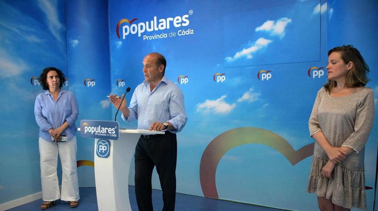 El presidente del Grupo Municipal Popular, Juancho Ortiz, junto a Carmen Sánchez y Mayte González.