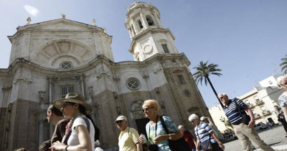 El PSOE critica que el Plan Estratégico de Turismo llegue dos años tarde y externalizado a Cádiz