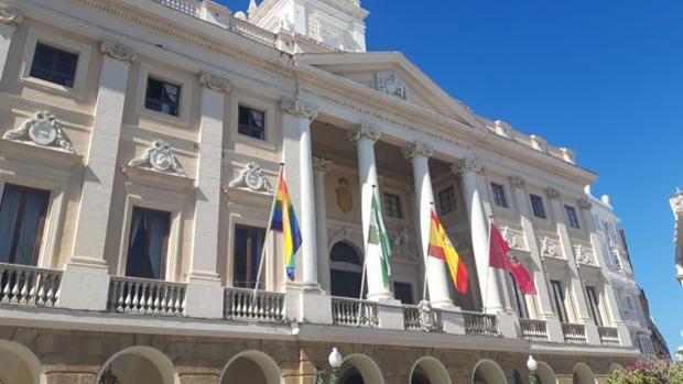 Querella de prevaricación contra Kichi por colgar la bandera LGTBI en el balcón del Ayuntamiento