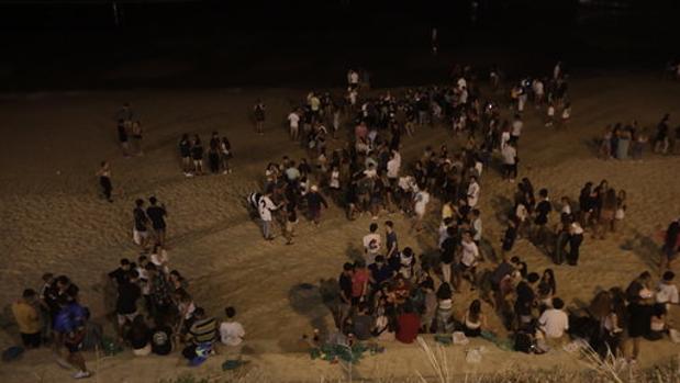 La Policía desaloja la playa de Santa María en Cádiz por un macrobotellón