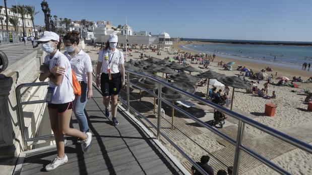 El sector turístico gaditano pide más claridad en la información sobre los cierres de playa por aforo