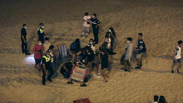 Macrobotellón en Cádiz: «Con un dispositivo mínimo en los accesos no hubiera hecho falta desalojar toda la playa»