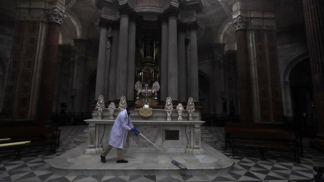 Imagen de las labores de limpieza en la Catedral durante el Estado de Alarma.