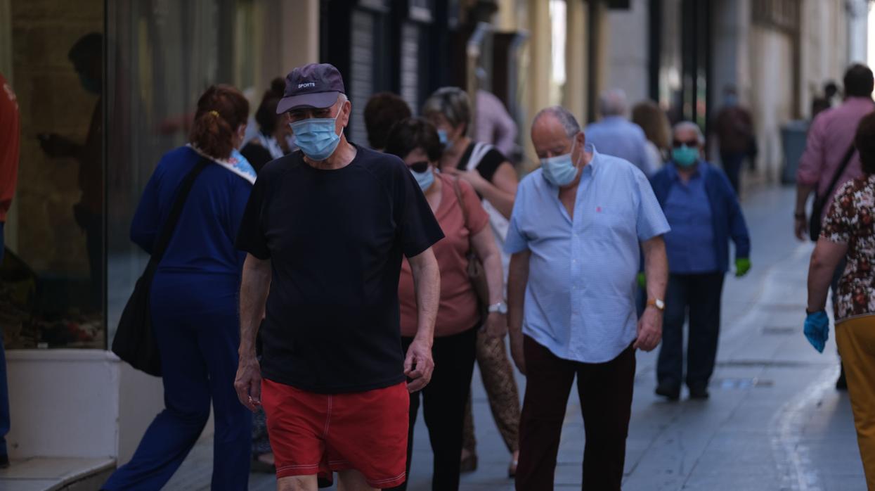 Gaditanos con mascarilla en Cádiz capital.