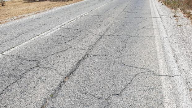 Grandes grietas y baches en la carretera que conecta al polígono de Pelagatos con el centro de Chiclana