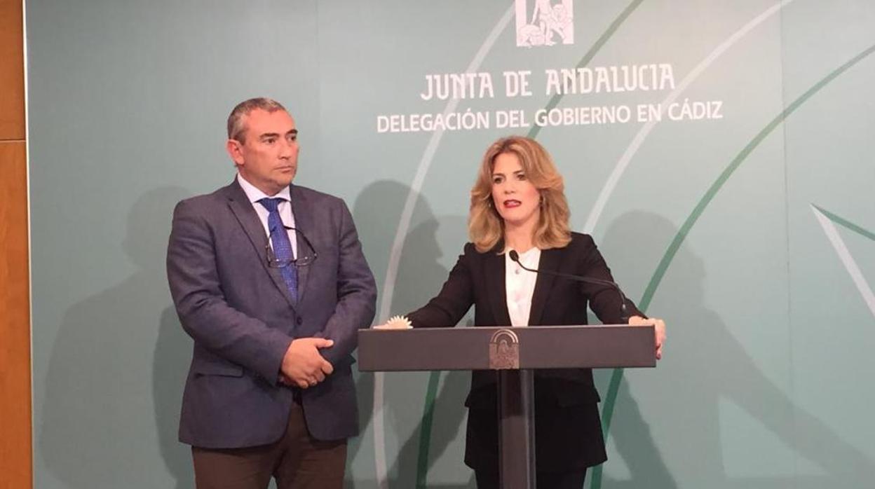 La delegada de la Junta en Cádiz, junto al delegado territorial de Políticas Sociales.