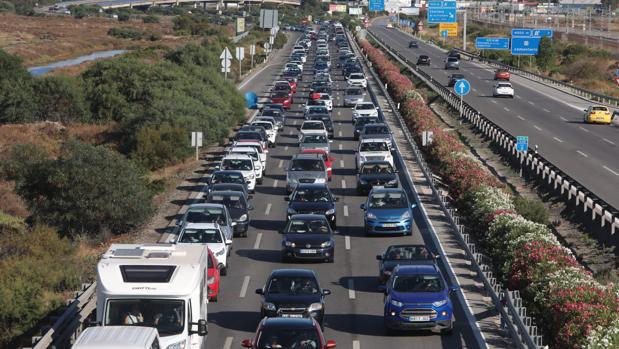 Regresan al nudo de Tres Caminos los habituales atascos veraniegos