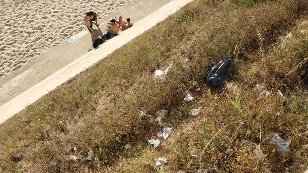 La playa Santa María del Mar de Cádiz, entre plásticos y suciedad