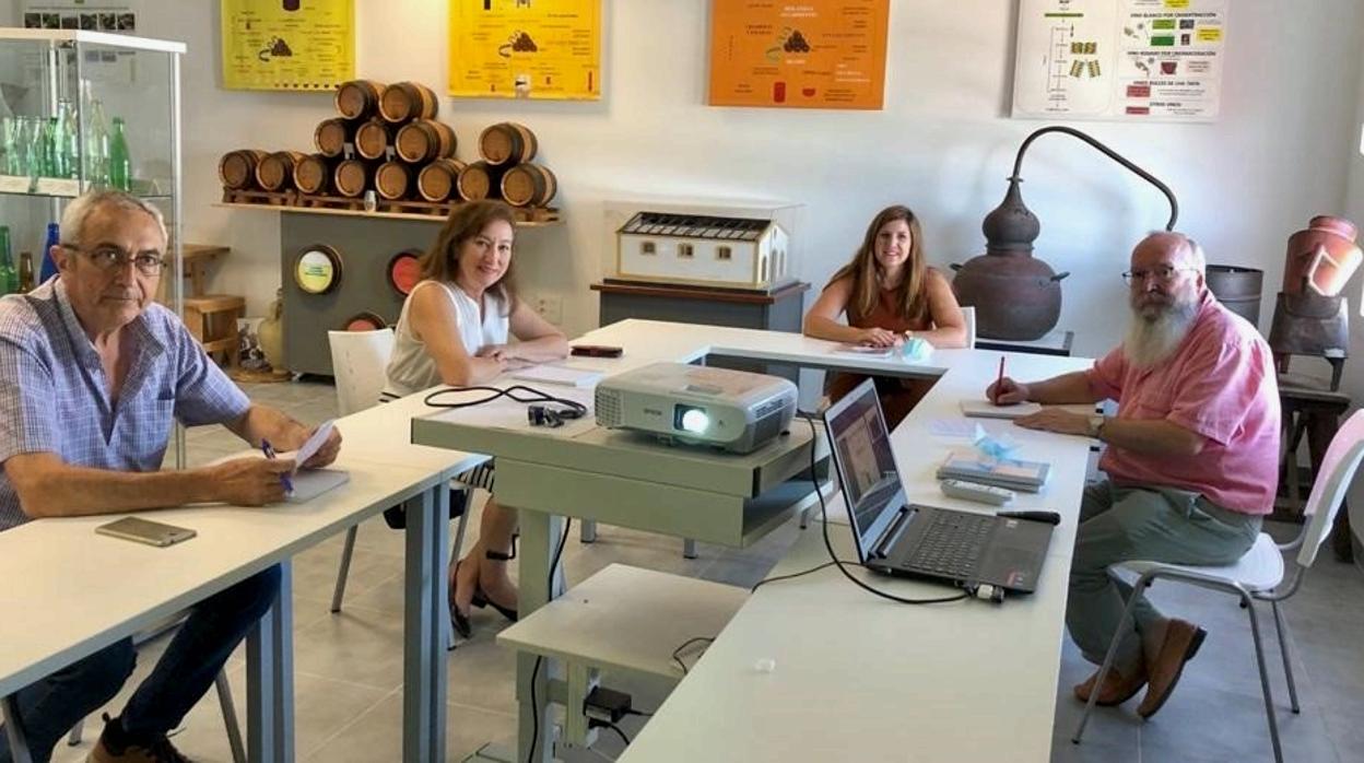 Reunión de la presidenta de la Diputación, Irene García, con los miembros de la plataforma Asta Regia.