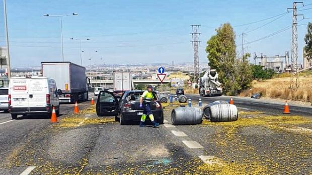 Toneladas de aceitunas esparcidas por la A-92 por un accidente provocan largas retenciones a la entrada de Sevilla