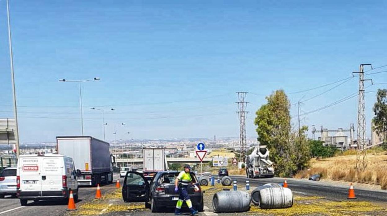 Uno de los camniones siniestrados ha perdido toda su carga de aceitunas