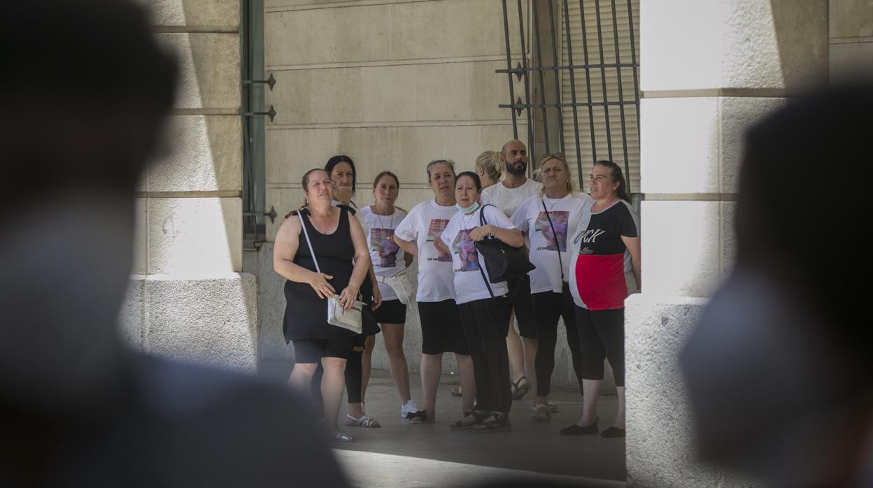 La familia de las víctimas durante la primera sesión del juicio, esperando en la puerta de la Audiencia