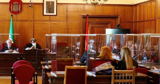 La sala donde se celebra el juicio con los abogados y el presidente del tribunal