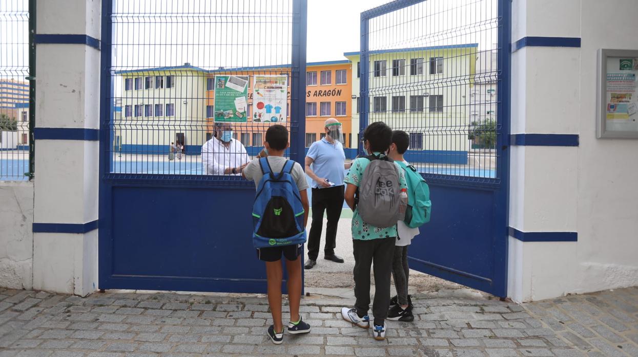 Alumnos a la entrada del CEIP Profesor Juan Carlos Aragón.