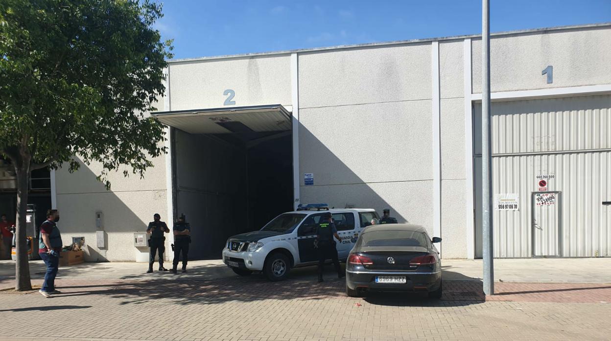 Guardias Civiles en uno de los registros, en Jerez.