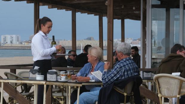 El paro baja en Cádiz en junio de la mano de la hostelería