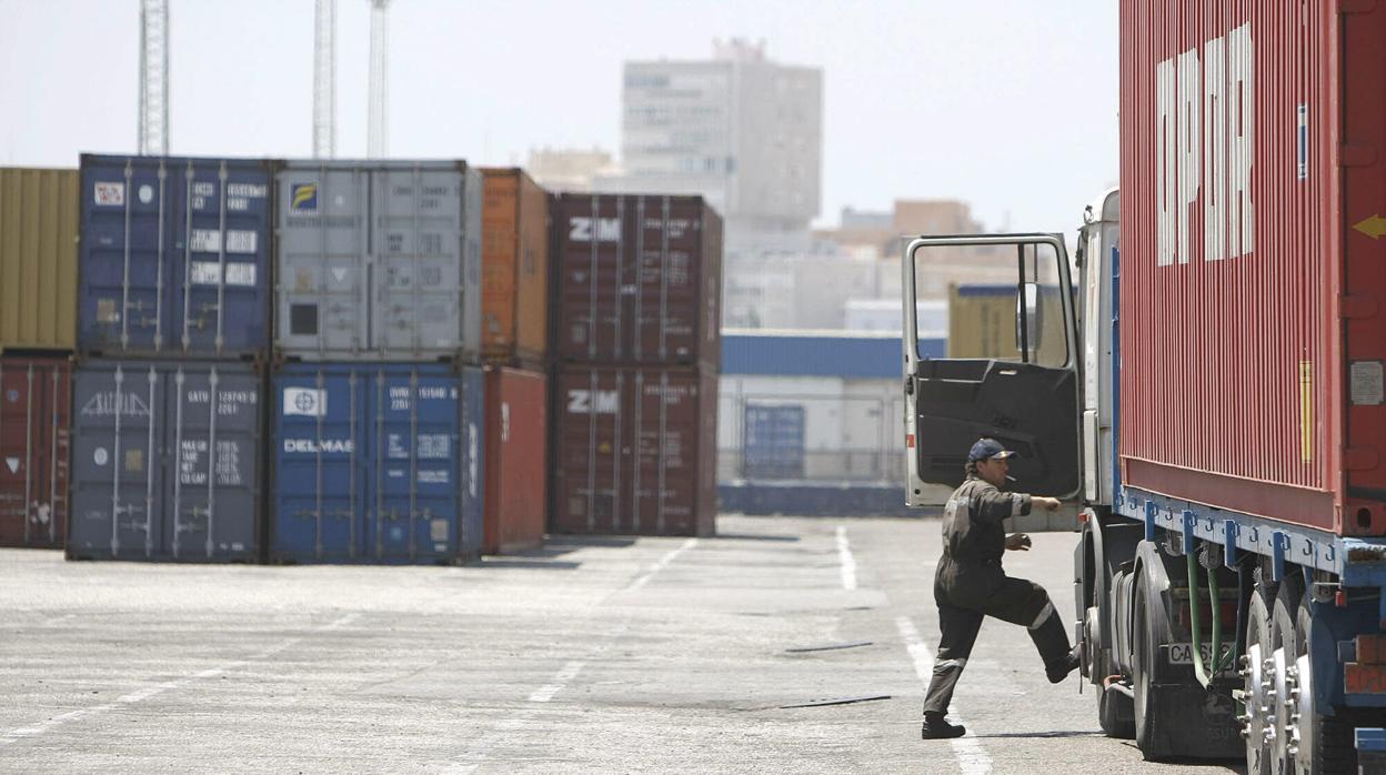 Trabajos en el muelle de Cádiz.