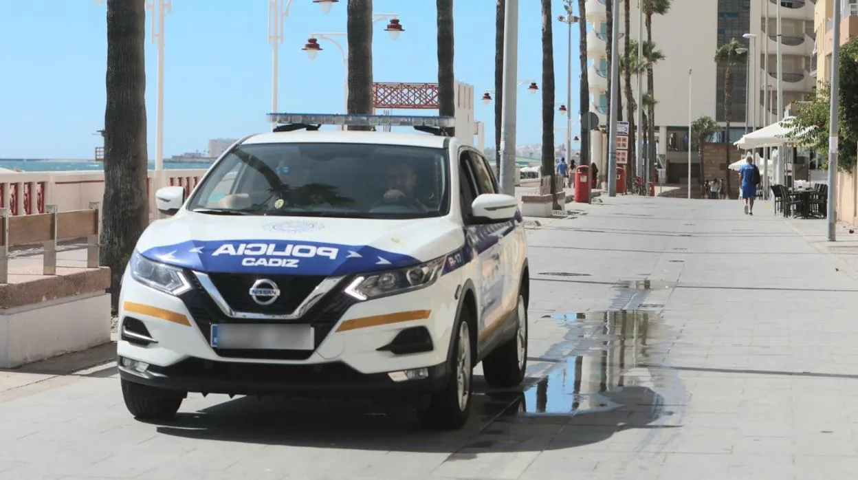 El coche de la Policía Local patrulla este jueves por el Paseo pero los agentes no bajan a la playa