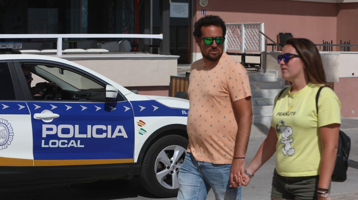 Una patrulla de la Policía Local de Cádiz realiza labores de vigilancia por la zona superior del Paseo Marítimo.