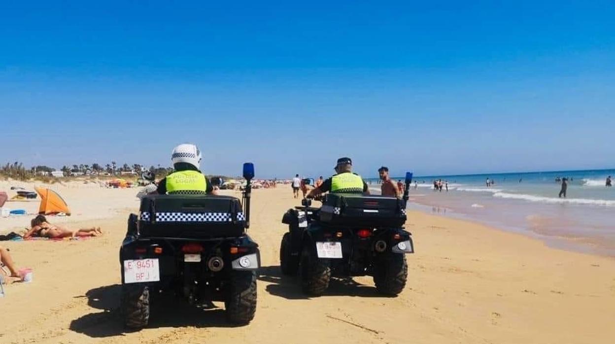 Denunciada una persona en la playa del Palmar por negarse a llevar la mascarilla e increpar a la Policía