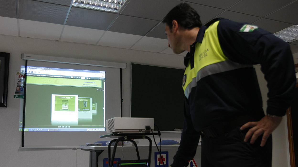 Cursos de autodefensa a mujeres impartidos por la Policía Local