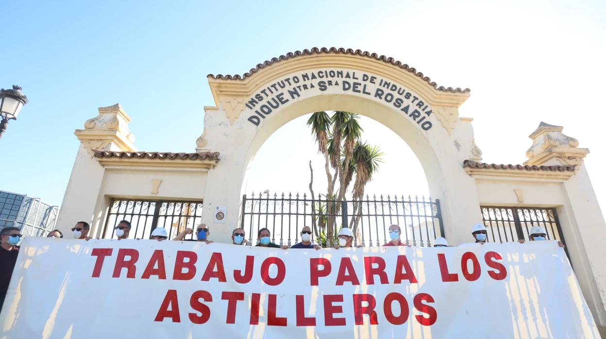 El comité de la factoría de Navantia en Cádiz se ha concentrado ante las puertas del astillero