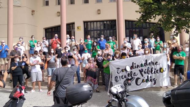 Los vecinos reclaman una línea más en los institutos Rafael Alberti y San Severiano de Cádiz