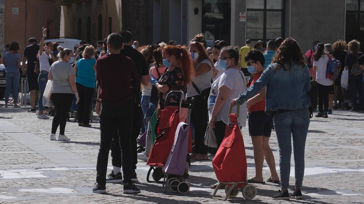 Personas recogiendo alimentos durante el confinamiento en la plaza de la Catedral.