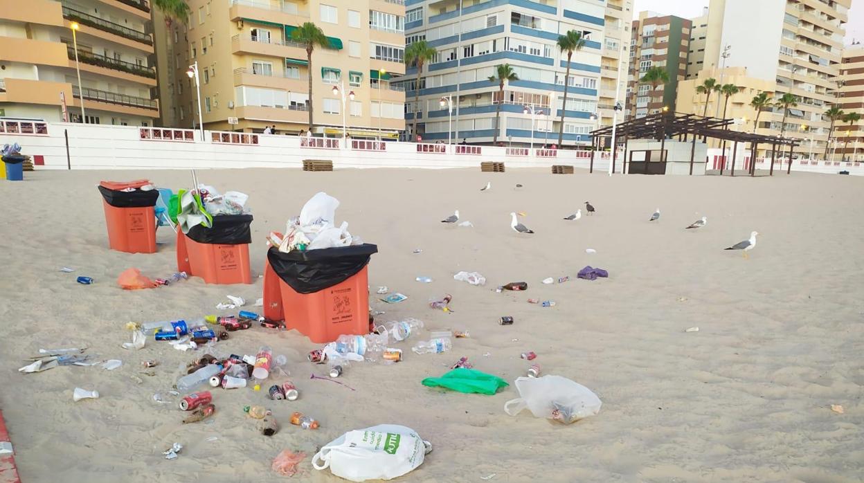 La limpieza de playas de Cádiz, señalada por la acumulación de basura