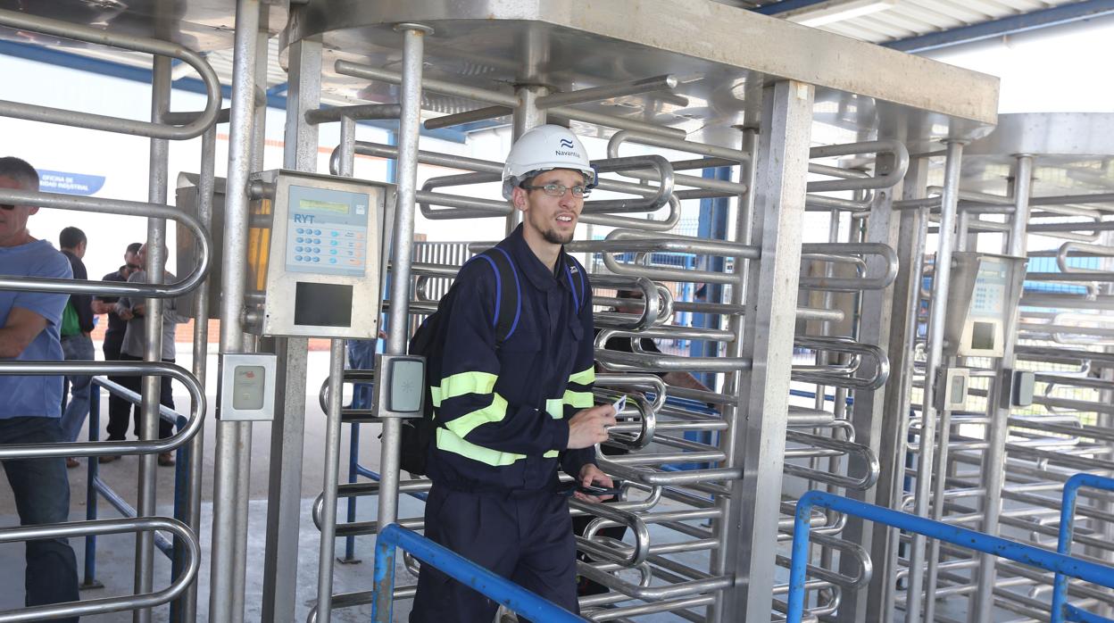 Puerta de tornos para acceder al astillero de Puerto Real