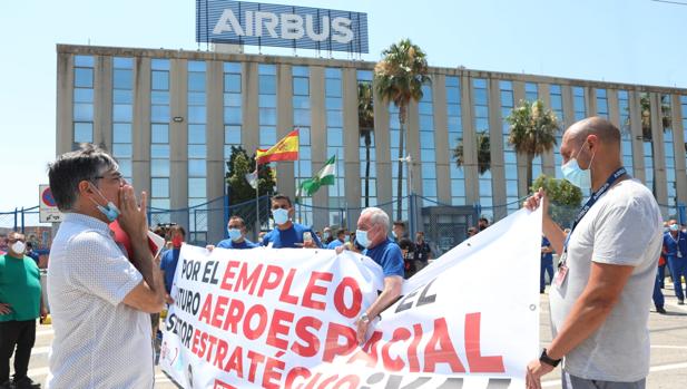 La plantilla de Airbus de la Bahía se echa a la calle contra los despidos