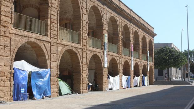 Crecen por días sin control los asentamientos de las personas sin hogar en Cádiz