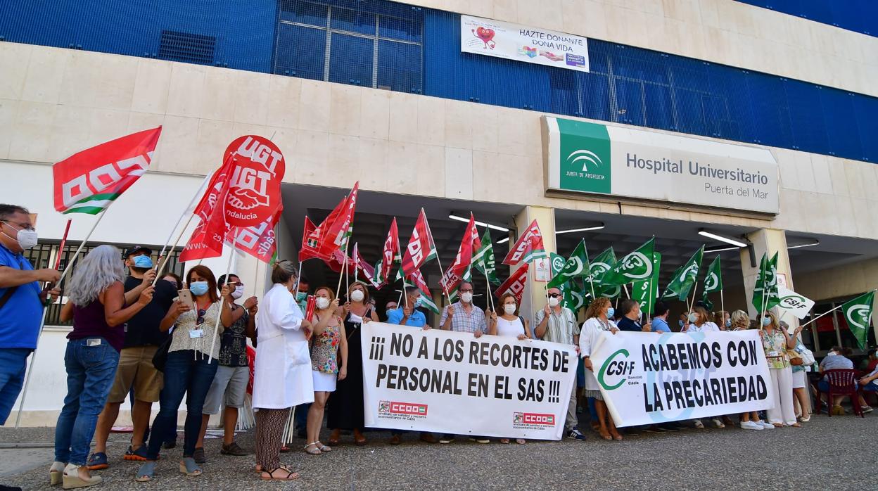 Un momento de la concentración en el hospital Puerta del Mar