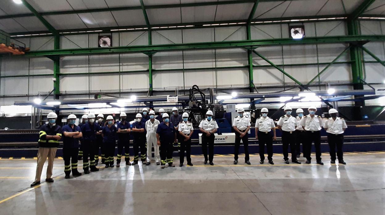 Foto de familia en el acto simbólico de corte de chapa celebrado en el astillero de San Fernando