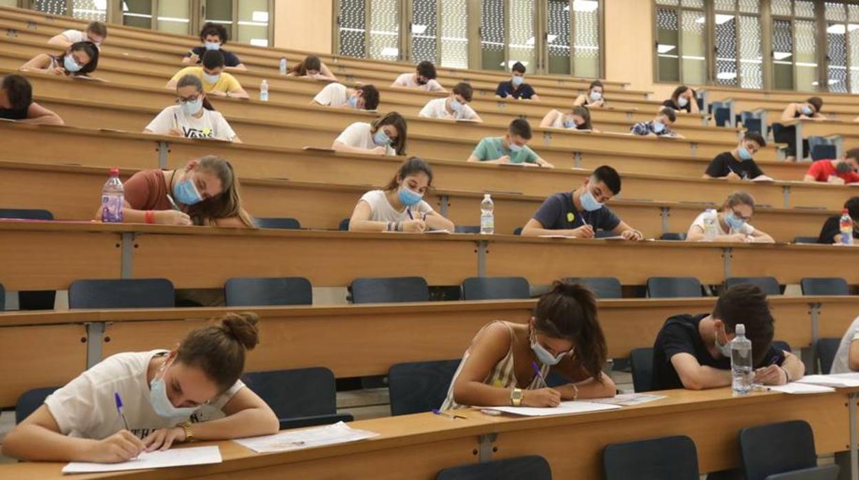 El alumnado de 2020 ha tenido que hacer los exámenes con mascarilla.