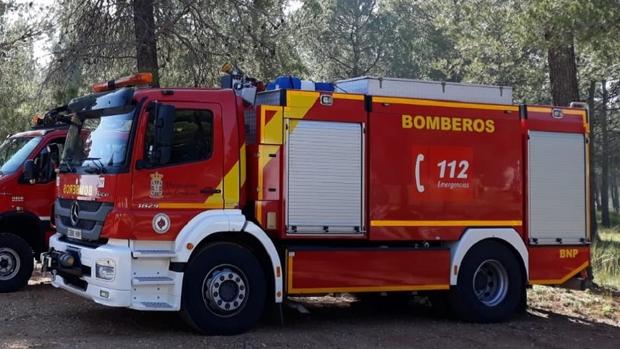 Cuatro bomberos precisan atención sanitaria por un golpe de calor mientras extinguían un incendio