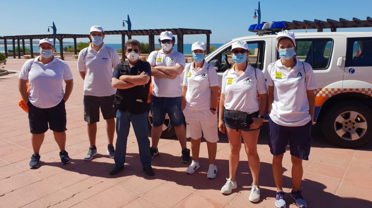 Archivo: Los vigilantes de la Junta frente la sede de Protección Civil en La Barrosa