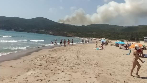 Despliegue aéreo por un incendio declarado en Algeciras, visible desde la playa