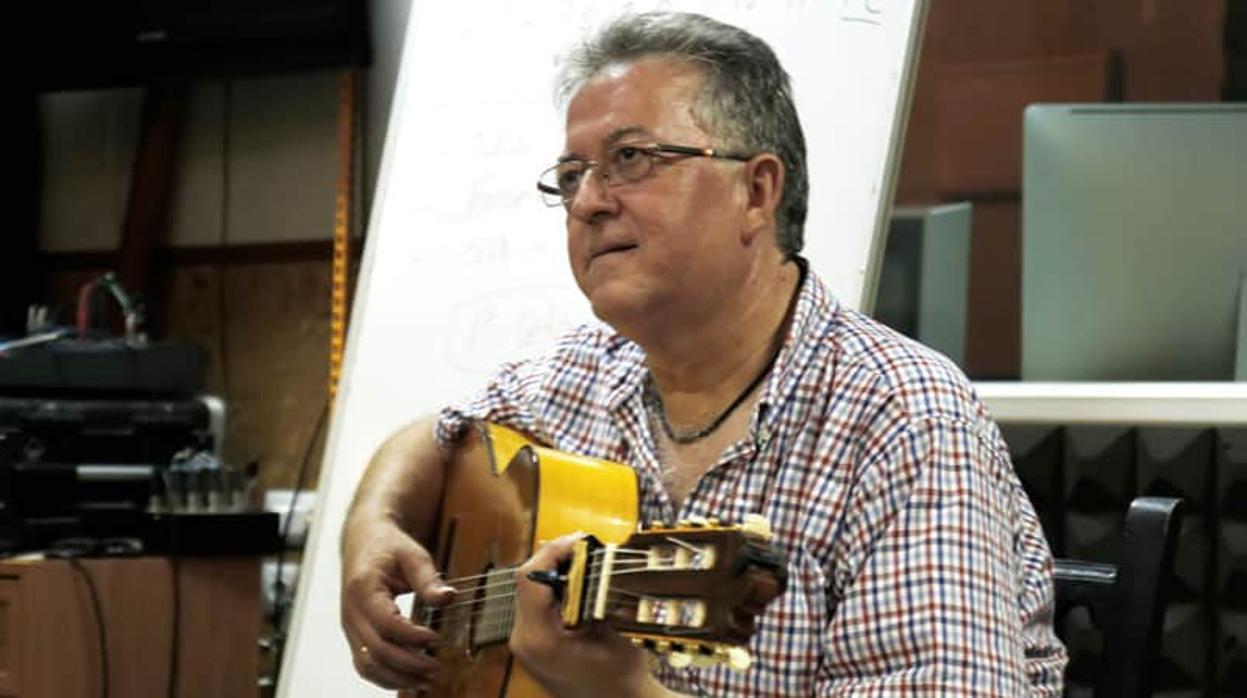 El guitarrista Eduardo Rebollar