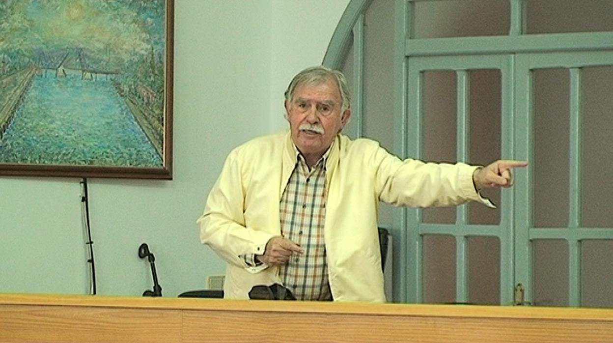 Manuel Ruiz Lucas, en un pleno del Ayuntamiento de Castilblanco de los Arroyos, en una imagen de archivo